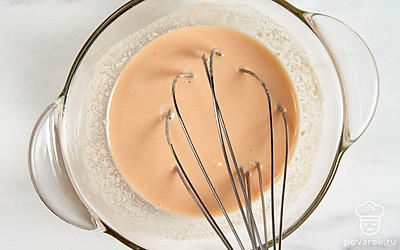 Смешайте миксером или венчиком арахисовую пасту с водой и соевым соусом.