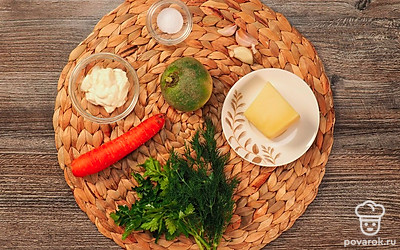 Обработайте редьку. Чтобы снизить остроту, снимите с корнеплода кожицу и положите на 15 минут в холодную воду. Почистите морковь, натрите на крупной терке сыр и овощи. С чеснока удалите шелуху, измельчите через пресс. Вымоченную редьку крупно нашинкуйте. Порубите зелень для подачи.