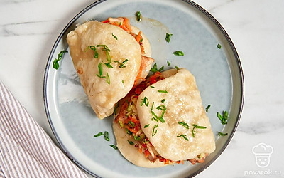 Подайте бао-бургеры, посыпав их измельченной свежей зеленью.