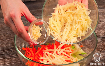 Приготовьте салат. В салатник выложите морковь, редьку, сыр и чеснок, залейте майонезом и тщательно перемешайте. Посолите по вкусу.