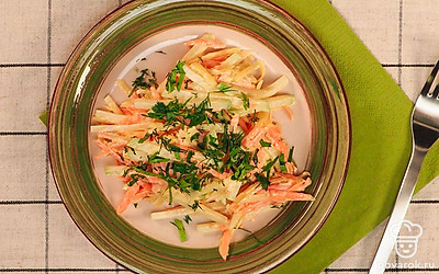 Салат с редькой и майонезом посыпьте измельченными укропом и петрушкой.