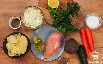 Подготовьте продукты. Помойте овощи, очистите морковь, заранее отварите свеклу. Промойте куриное филе.