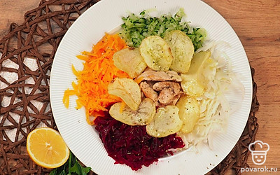 Готовый салат приправьте заправкой из оливкового масла с пряными травами и украсьте свежей зеленью.