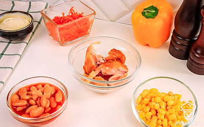 Проверьте необходимые ингредиенты, помойте овощи и зелень, подготовьте рабочую поверхность.