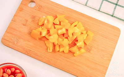 Нарежьте сладкий болгарский перец.