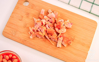 Нарежьте копченую куриную грудку.