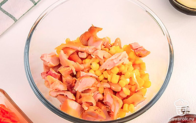 Переложите в глубокую салатницу нарезанный перец, нарезанную копченую грудку, консервированную фасоль и кукурузу.