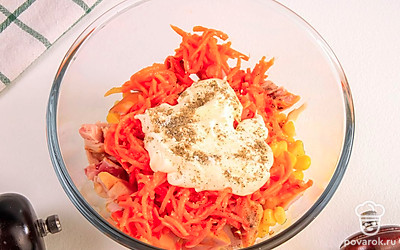 Заправьте салат майонезом, добавьте соль и перец по вкусу.