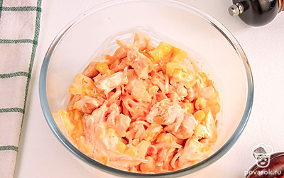 Тщательно перемешайте салат.