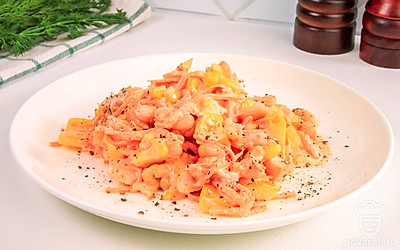 Разложите салат по порционным тарелкам и подавайте к столу. Приятного аппетита!