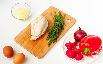 Приготовьте куриное филе: выложите его в кастрюлю, залейте холодной водой, посолите и поставьте кастрюлю на огонь. Доведите до кипения и варите 15 минут до готовности. Готовое филе достаньте из кастрюли, остудите. Яйца сварите вкрутую: положите их в холодную воду и варите 8 минут после закипания. Готовые яйца опустите в ледяную воду и очистите. Чтобы яйца не вытекали при варке, добавьте 0,5 ч.л. соли в воду. Чтобы яйца лучше чистились, резко опустите их в ледяную воду. У болгарского перца удалите плодоножку и семена. Лук и редис очистите. Зелень помойте и просушите бумажным полотенцем.