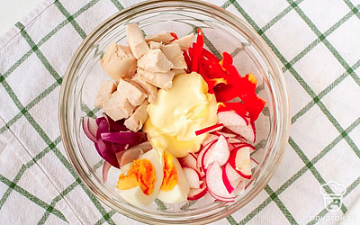 Куриное филе, овощи, зелень и яйца нарежьте соломкой или кубиком. Сложите в одну миску. Добавьте майонез.