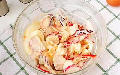 Посолите, поперчите по вкусу и перемешайте салат. Салат готов! Подавайте в салатнице или в порционных тарелках, украсив мелко нарубленной свежей зеленью.