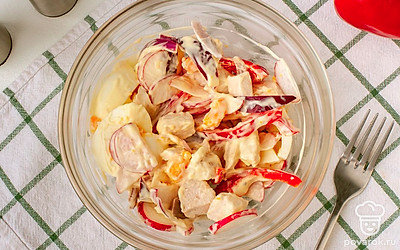 Украсьте готовый салат веточками зелени или хлебными гренками.