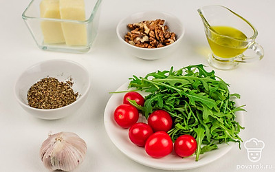 Черри и руколу помойте и просушите бумажным полотенцем. Подготовьте остальные ингредиенты, указанные в рецепте.