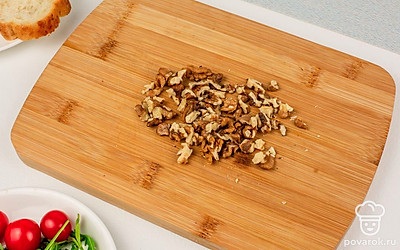 Грецкие орехи измельчите ножом или в ступке.