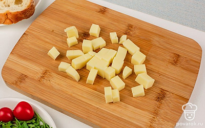 Сулугуни нарежьте кубиком размером 1 см. Чеснок пропустите через пресс или измельчите мелко ножом.