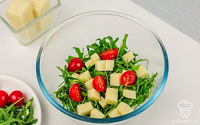 Соберите салат: в глубокой миске смешайте руколу, сулугуни, черри.