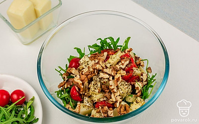 Заправьте салат оливковым маслом, добавьте чеснок, прованские травы, соль и перец по вкусу. Перемешайте.