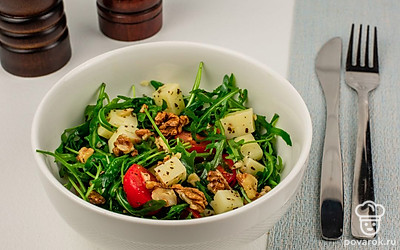 Салат готов. Перед подачей посыпьте салат орешками.