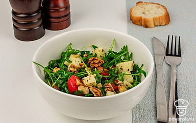 В такой салат отлично впишутся вяленые томаты и каперсы.