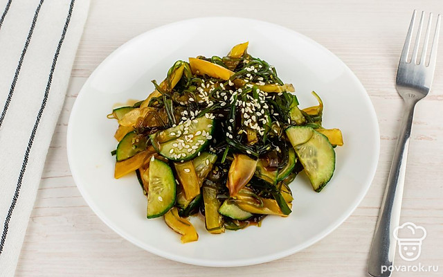 Салат с чукой, огурцом и болгарским перцем в соусе терияки — Рецепт с фото