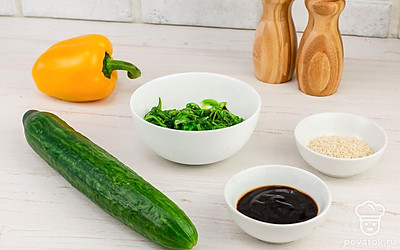 Болгарский перец помойте, просушите бумажным полотенцем, затем разрежьте пополам и удалите у перца сердцевину. Огурец помойте. С водорослей чука слейте лишнюю жидкость.