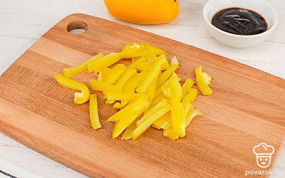 Половину болгарского перца нарежьте соломкой средней толщины.