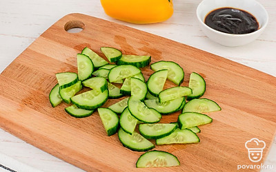 Огурец нарежьте соломкой.
