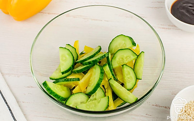 Соберите салат: в салатник выложите водоросли чука, болгарский перец и огурец.