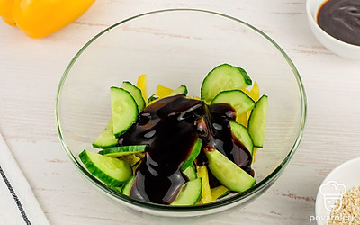 Заправьте всё соусом терияки. Салат готов.