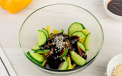 Украсьте порцию салата кунжутом.