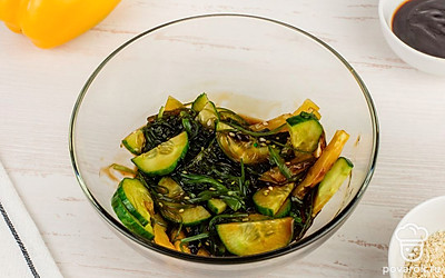 Выложите салат на листья пекинской капусты. Украсьте салат ломтиками апельсина или грейпфрута.