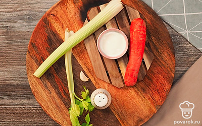 Приготовьте продукты для салата. Вымойте морковь и сельдерей. Снимите с моркови кожуру. Очистите чеснок от шелухи. Для салата можно использовать и сушеные листья сельдерея.