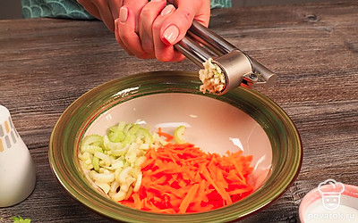 Сделайте салат. Морковь натрите на крупной терке. Сельдерей мелко порубите. Измельчите чеснок. Выложите морковь, сельдерей и чеснок на тарелку. Посолите, заправьте сметаной, перемешайте.