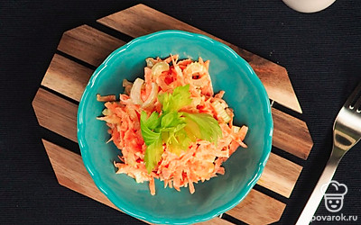 Перед подачей украсьте салат веточкой сельдерея.