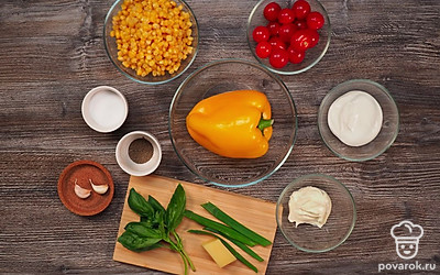 Помойте все овощи заранее и дайте им стечь. Лишняя влага не должна попасть в салат, так как это может испортить вкусовые качества.