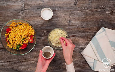 Приготовьте заправку. Для этого смешайте сметану, майонез, мелко нарезанные листья базилика, измельчённый чеснок, натертый на мелкой терке пармезан, соль по вкусу, перец по вкусу.