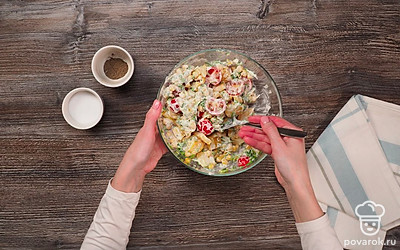 Заправьте салат и уберите в холодильник на 2 часа, чтобы он хорошенько пропитался.