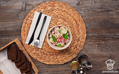 Выложите салат, используя форму, или просто в салатник. Сверху украсьте веточкой базилика. Так салат будет выглядеть, как будто его готовили в ресторане.