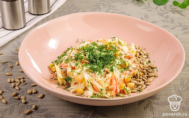 Хрустящий салат с кукурузой — Рецепт с фото