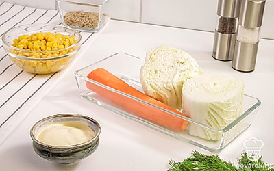 Помойте пекинский салат и укроп и просушите бумажными полотенцами. Почистите морковь. С консервированной кукурузы слейте жидкость.