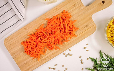 Натрите морковь на крупной терке.