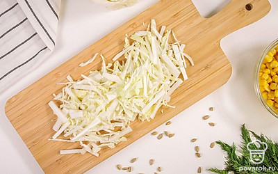 Пекинский салат нашинкуйте тонкой соломкой.