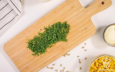 Укроп мелко нарубите.