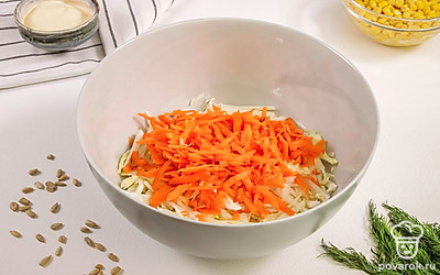 В глубоком салатнике соедините пекинский салат, морковь и кукурузу.