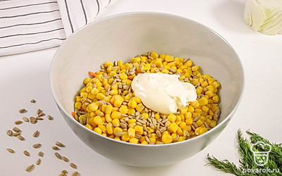 Добавьте столовую ложку очищенных семян подсолнуха или любых измельченных орехов на ваш вкус. Заправьте салат майонезом и перемешайте.