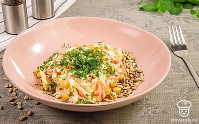 Готовый салат украсьте нарубленным укропом.