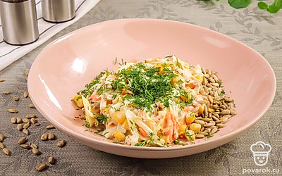 Вместо свежей моркови добавьте морковь по-корейски, тогда салат станет пикантнее и вкуснее.