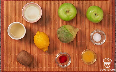 Вымойте фрукты и редьку. Очистите киви, редьку и яблоко. Из яблока удалите сердцевину и натрите на тёрке. Киви разомните вилкой Редьку натрите на тёрке.